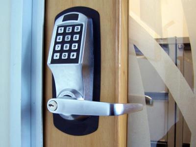 Factors to consider when calling a locksmith